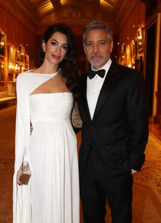 George et Amal Clooney renversante dans une robe bustier doublée d'une cape signée Stéphane Rolland