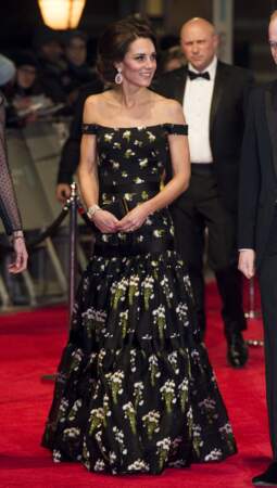 La coupe ainsi que les motifs de la robe de Kate ne sont pas tout à fait dans l'air du temps…