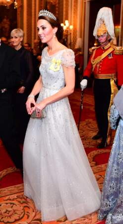 Kate Middleton porte l'insigne jaune de l'ordre de la famille royale de la Reine