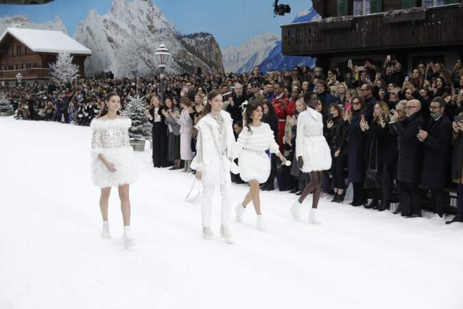 Vêtue de blanc, Penelope Cruz a défilé, hommage à Karl Lagerfeld, décédé le 19 février 2019.