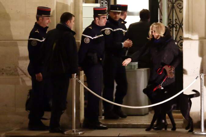 Fin de la promenade pour Brigitte Macron et son chien Nemo !