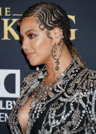 La queue-de-cheval basse sur cheveux tressés de Beyonce lors de la première mondiale du Roi Lion.