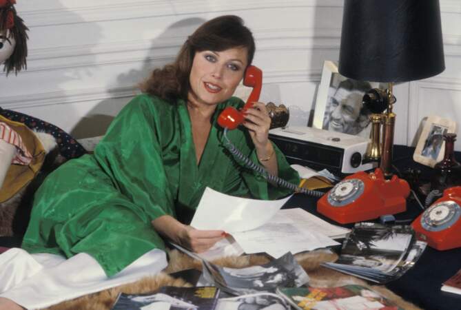 Yanou Collart, actrice et prestigieuse attachée de presse, chez elle à Paris en 1970