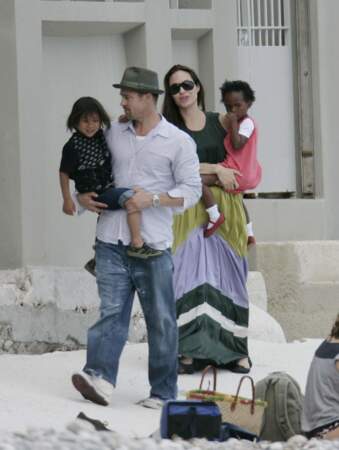 Brad Pitt, Angelina Jolie et leurs enfants à Eze-sur-Mer en 2008