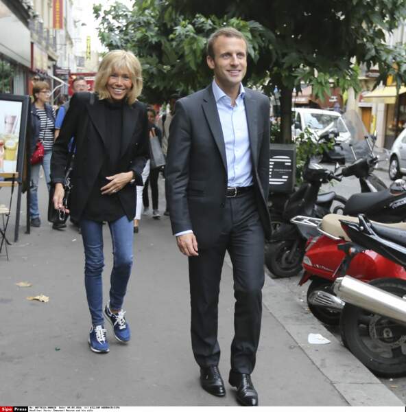Dans les rues de Paris c'est un look passe partout, sneakers, jean et blazer 