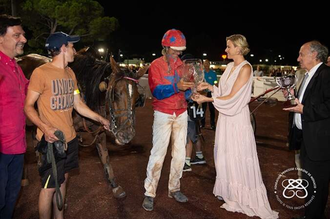 Charlène de Monaco remet le trophée au jockey vainqueur Stéphane Cingland et à son cheval Fantasia de Ligny