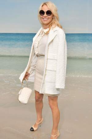 Pamela Anderson en total look immaculé pour son premier défilé Chanel