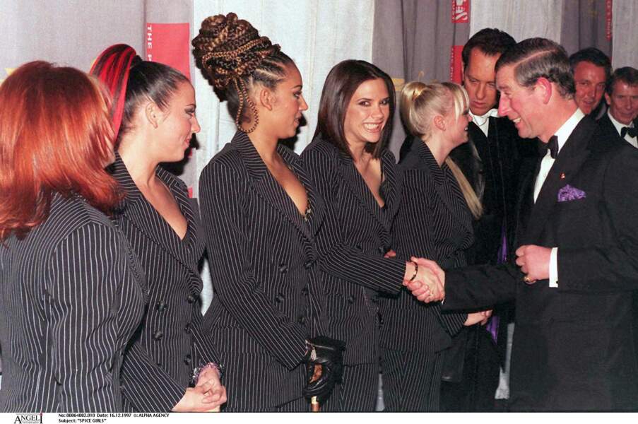 Les Spice Girls avec le Prince Charles, à la première du film "Spice World" à Londres le 16 décembre 1997