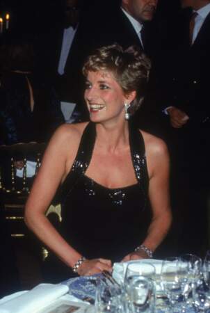 La princesse Diana en robe de soirée noire à Versailles, en 1994