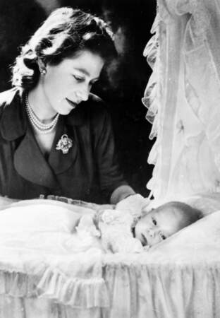 La Reine Elisabeth veille sur le Prince Charles
