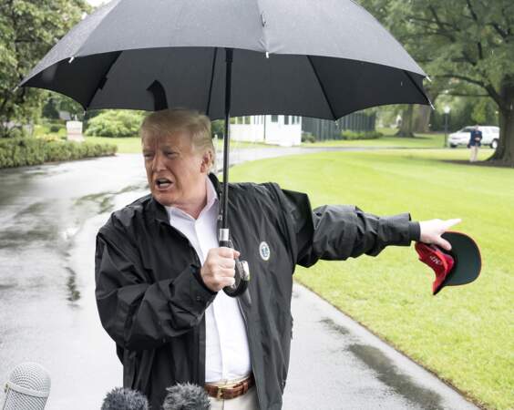 Donald Trump sous son parapluie