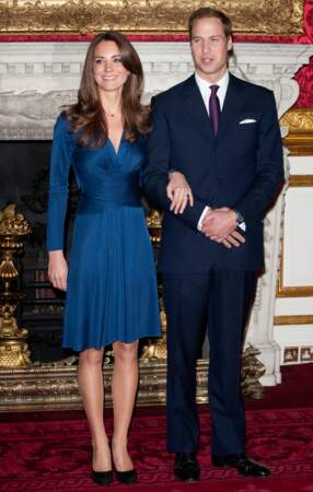 Lors de l'annonce de ses fiançailles, Kate avait fait fureur dans sa robe bleu satinée signée Daniella Helayel