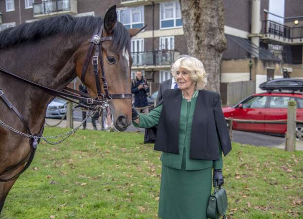 A Londres, Camilla Parker Bowles rend visite aux résidents de l'association Malmesbury avec le sac de Meghan.