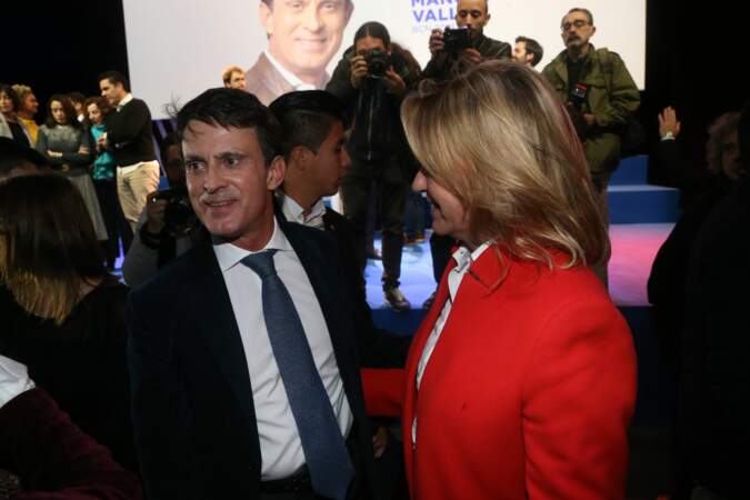 Manuel Valls, en meeting à Barcelone, soutenu par sa compagne Susana Gallardo, le 13 décembre 201
