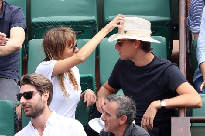 Ana Girardot et Arthur de Villepin, complices à Roland Garros le 9 juin 2018