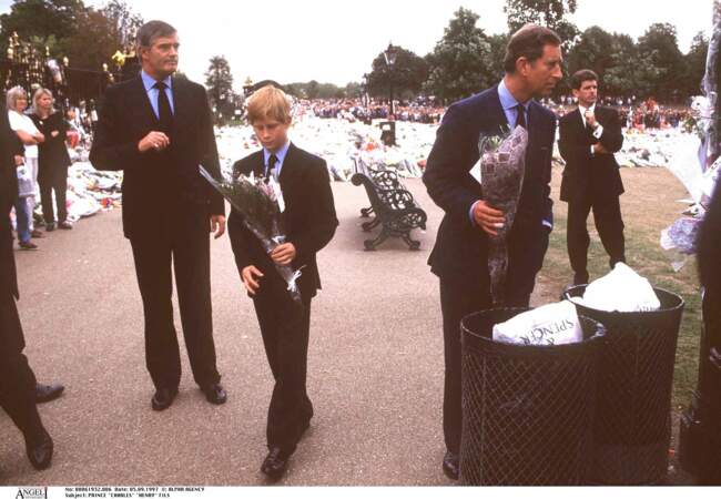 Harry et Charles lors de l'hommage à Lady Diana à Kensington, la veille de ses obsèques, le 5 septembre 1997