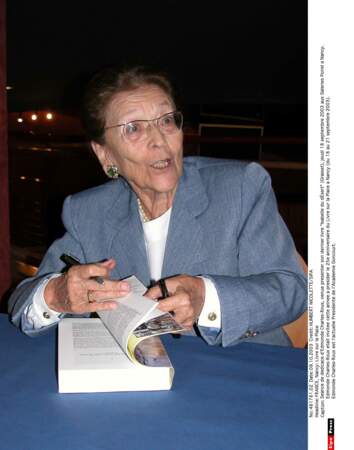 Séance de dédicace d'Edmonde Charles-Roux pour son livre "Isabelle du désert" en 2003