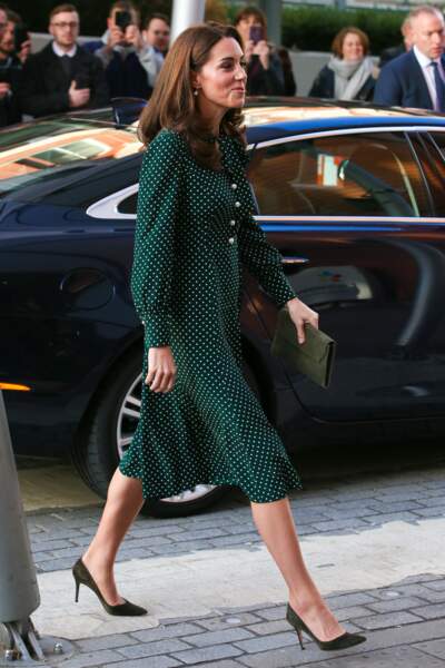 Kate Middleton collectionne les robes à pois dans toutes les couleurs