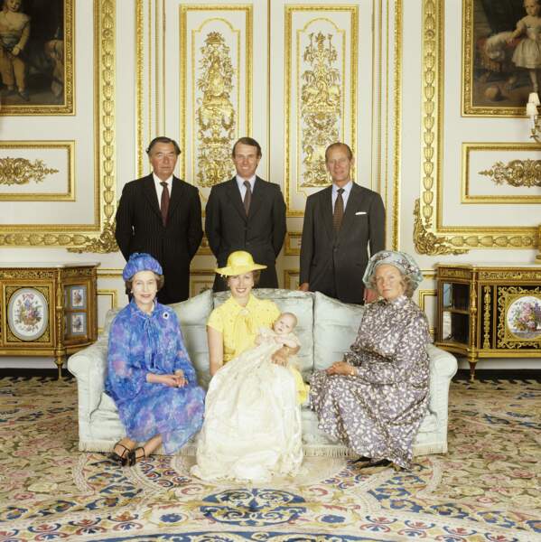 La famille royale d'Angleterre pose au château de Windsor lors du baptême de Zara Phillips, 27 juillet 1981