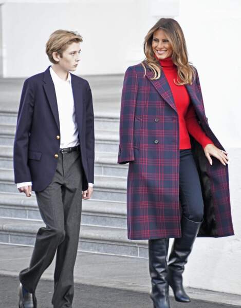Melania Trump (ici avec son fils Baron Trump ) en long manteau à carreaux Calvin Klein le  20 novembre 2017.