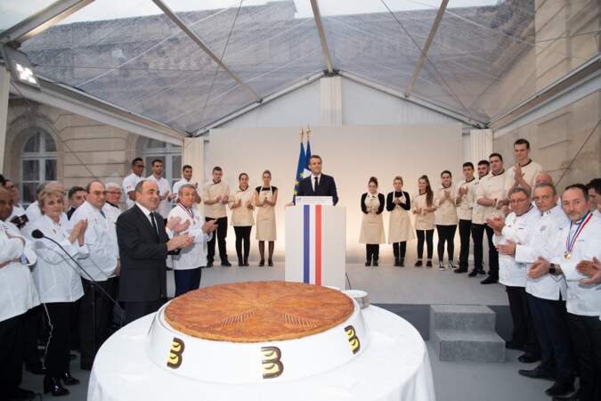 Le président Emmanuel Macron et les maîtres boulangers avant la dégustation de la galette