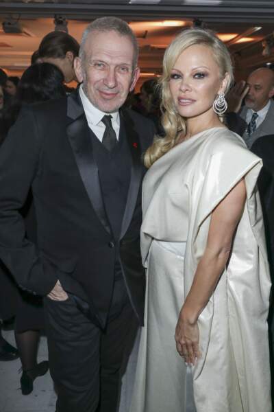 Jean-Paul Gaultier et Pamela Anderson posent après un discours ensemble au Dîner de la mode du Sidaction.