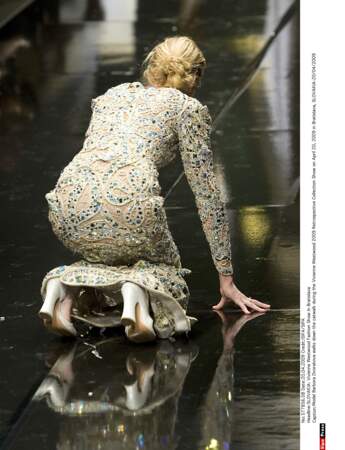 Barbora Dvorakova chute durant le défilé Vivienne Westwood 2009