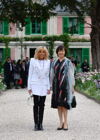 Brigitte Macron chic en blanc et noir et cheveux lâchés avec Akie Abe, la femme du premier ministre du Japon