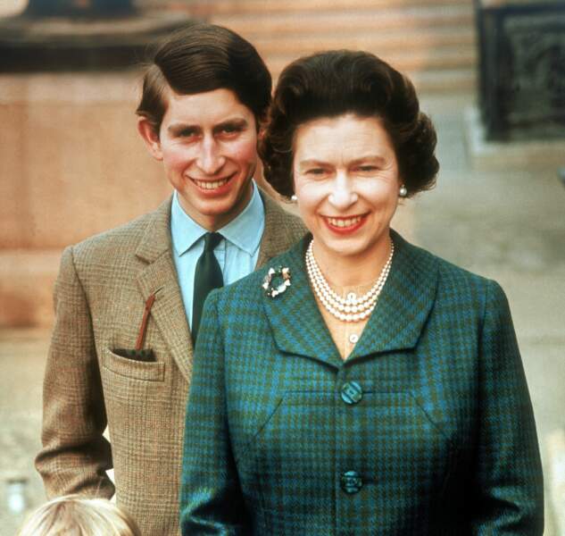 Le futur Charles III et la reine Elizabeth II au château de Windsor, en 1969