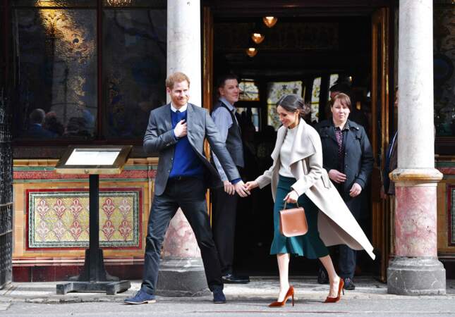 Le prince Harry et Meghan Markle saluent la foule lors de leur passage à Belfast le 23 mars 2018