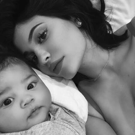 Kylie Jenner, en mode selfie avec sa fille Stormi