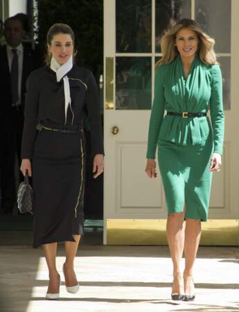 Look sixties pour la reine de Jordanie, dans un ensemble noir, ample chemise de tailleur et d’une jupe crayon 