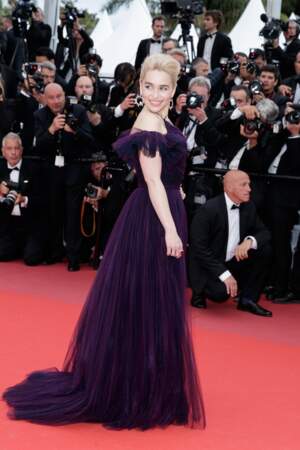 La séduisante Emilia Clarke tout en tulle pour la montée des marches de "Solo" lors du festival de Cannes 2018.