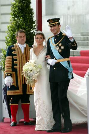 Letizia (dans une robe dessinée par Manuel Pertegaz) et Felipe d'Espagne s'unissent en 2004 à Madrid