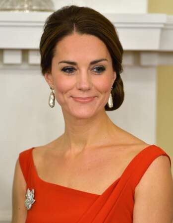 Kate Middleton glamour et sexy en robe rouge moulante à une soirée contre le cancer du sein 