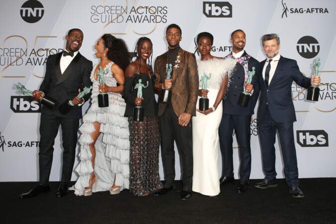 L'équipe du film "Black Panther" immortalise sa victoire lors des SAG Awards 2019.
