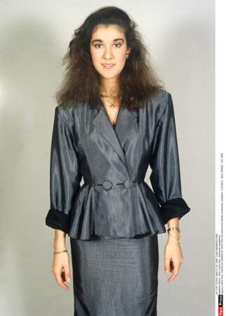 En veste à basque et jupe grise, un tailleur à l'esprit résolument 80's, en 1987