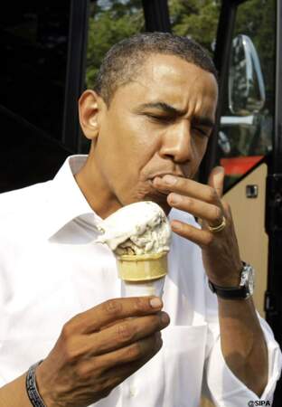 Barack Obama essaye de manger une glace