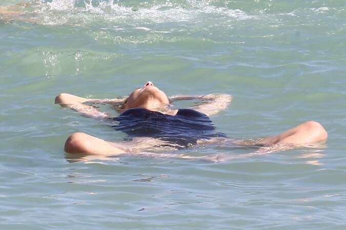 Sharon Stone profite d'une baignade pour se détendre