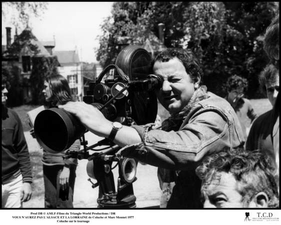 Coluche derrière la caméra lors du tournage de "Vous n'aurez pas l'Alsace et la Lorraine" en 1977