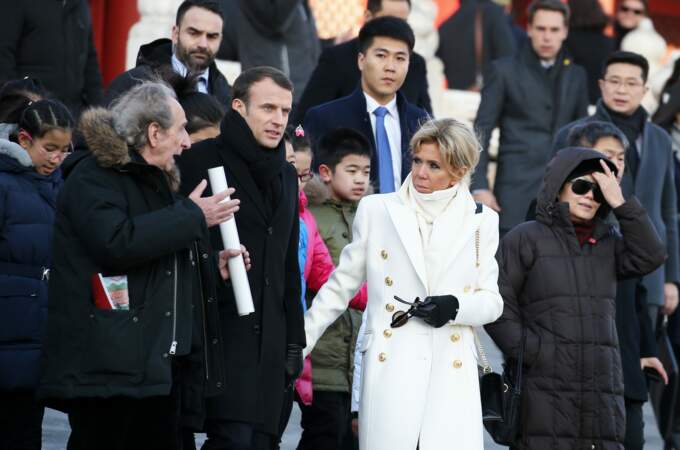 Manteau blanc, gant, slim et sac noirs, Brigitte Macron 