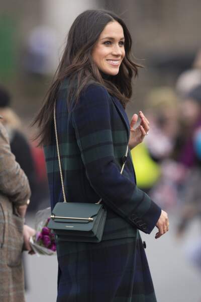 Meghan Markle porte un sac à main Strathberry, lors d'un déplacement à Edimbourg le 13 février 2018
