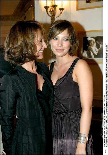 2004 : Laura Smet et Nathalie Baye, très souriantes, font exactement la même taille
