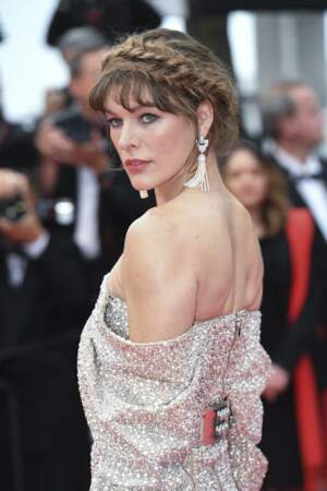 Look bohème et estival pour Milla Jovovich avec cette couronne tressée lors du dernier Festival de Cannes. 