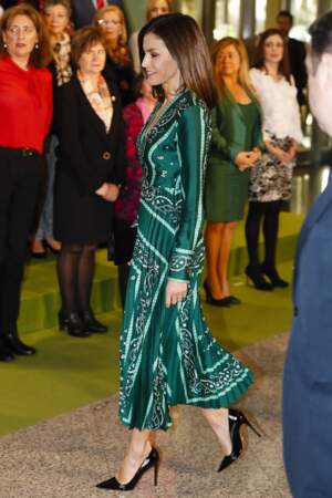 La reine Letizia d'Espagne ravissante avec une robe verte à l'esprit ethnique signée de la marque française Sandro