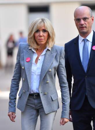 Brigitte Macron en look casual chic pour ELA