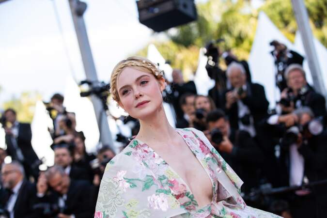 Elle Fanning et sa tresse couronne ornée de fleurs, un look boho chic ravissant, le 15 mai 2019 à Cannes