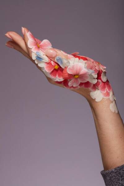 Des mains qui parcourent le corps pour évoquer la fugacité de ces fleurs précieuses et éphémères.