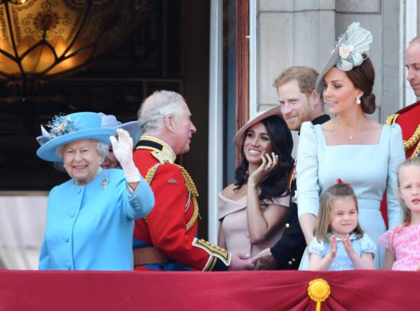 Meghan, très souriante, avec Charles et Harry au balcon de Buckingham pour "Trooping The Colour", le 9 juin 2018