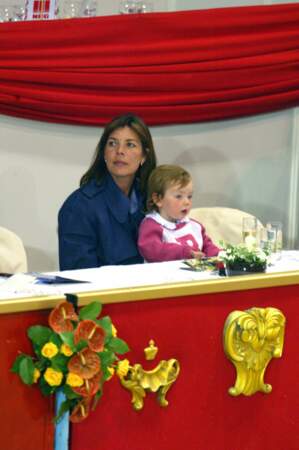 Alexandra de Hanovre dans les bras de sa mère Caroline le 25 avril 2002